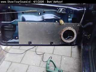 showyoursound.nl - Xetec  VW Polo  in  progress. - Bert Verhoof - SyS_2006_1_4_9_57_46.jpg - De staalplaat passend gemaakt en vastgeschroefd aan de deur.